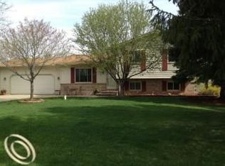 256 Davis Lake Dr, Oxford, MI 48371