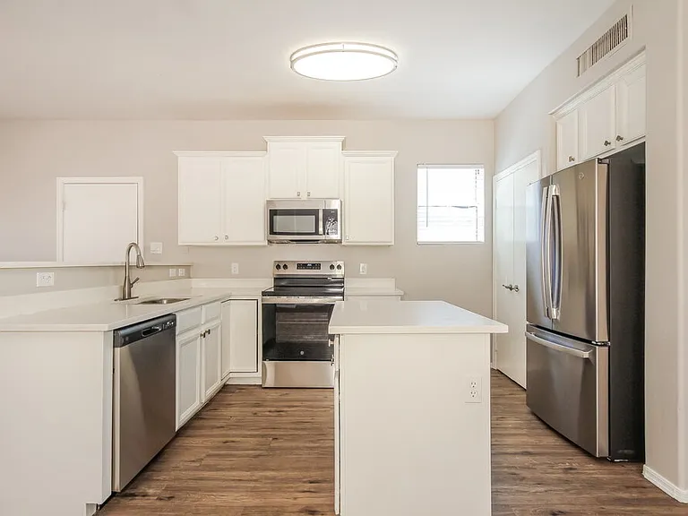 3929 W Irwin Ave — Photo 6