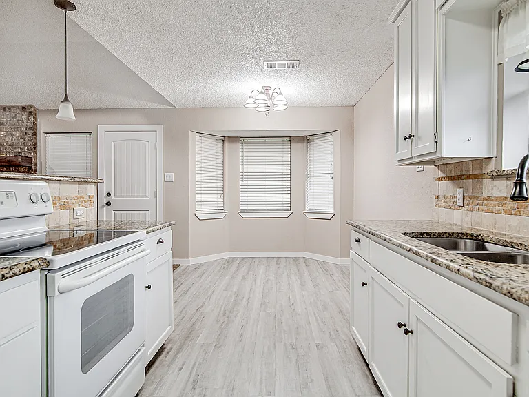 937 Springhill Dr — Photo 8