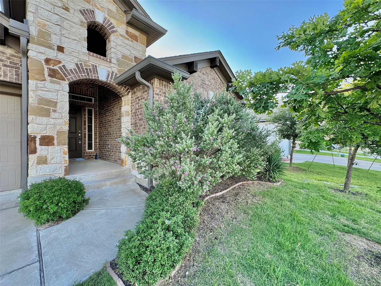 3 bed, 2.0 bath, 1878 sqft, $2,295 — Photo 3
