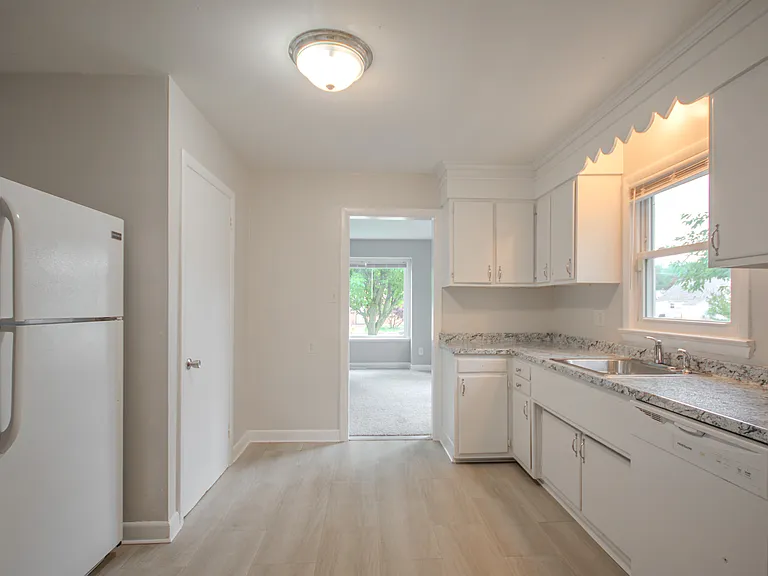 910 Roger St — Photo 8