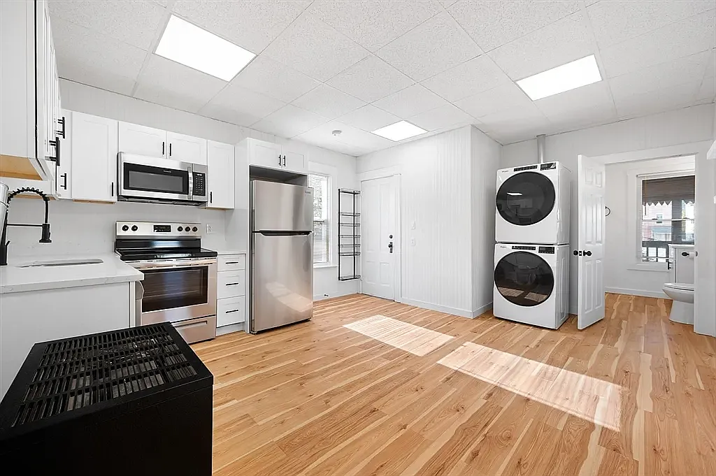3 bed, 1200 sqft, $2,400 — Photo 3