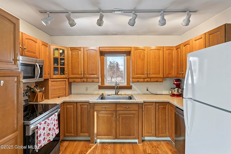 5th image of 1291 Putnam Road