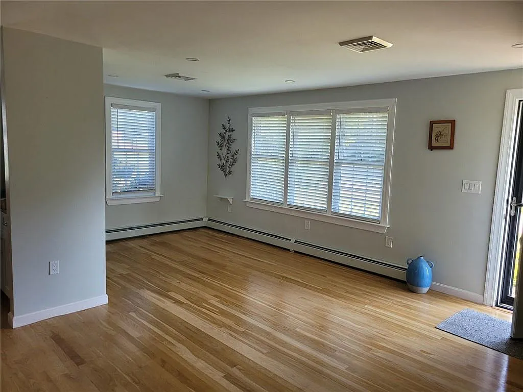3 bed, 1056 sqft, $3,200 — Photo 2