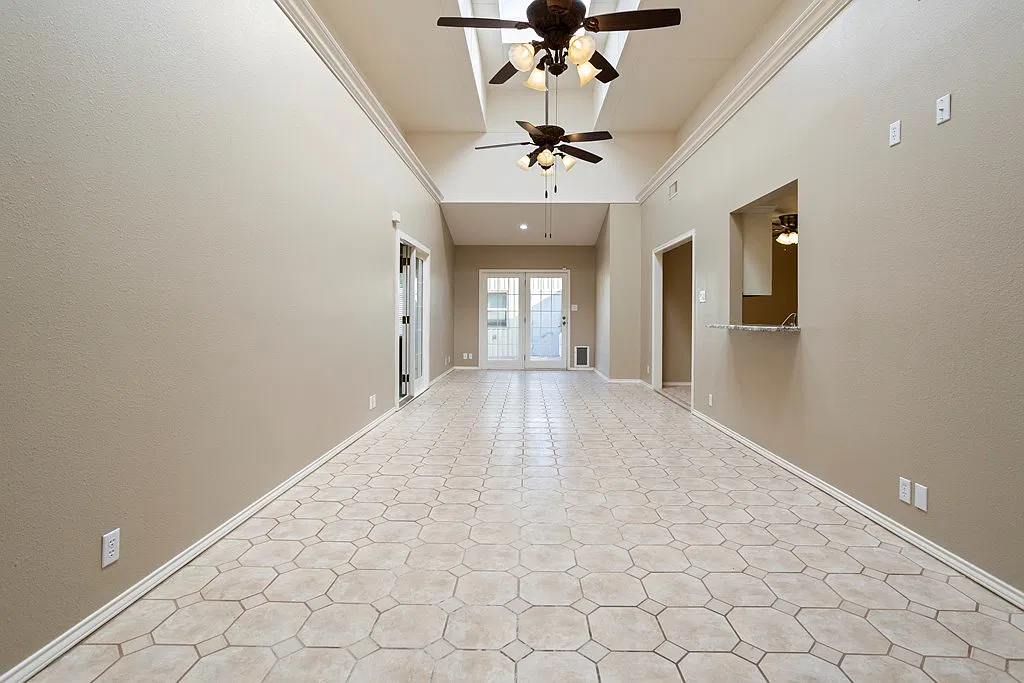 2 bed, 2.0 bath, 2214 sqft, $2,100 — Photo 3
