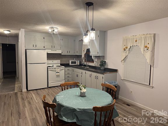 3rd image of 498 Dover Rd