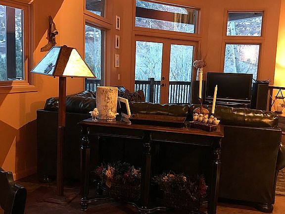 Diningroom facing livingroom