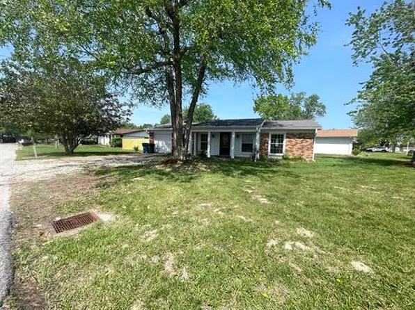 3300 W Hawthorne Ct, Marion, IL 62959