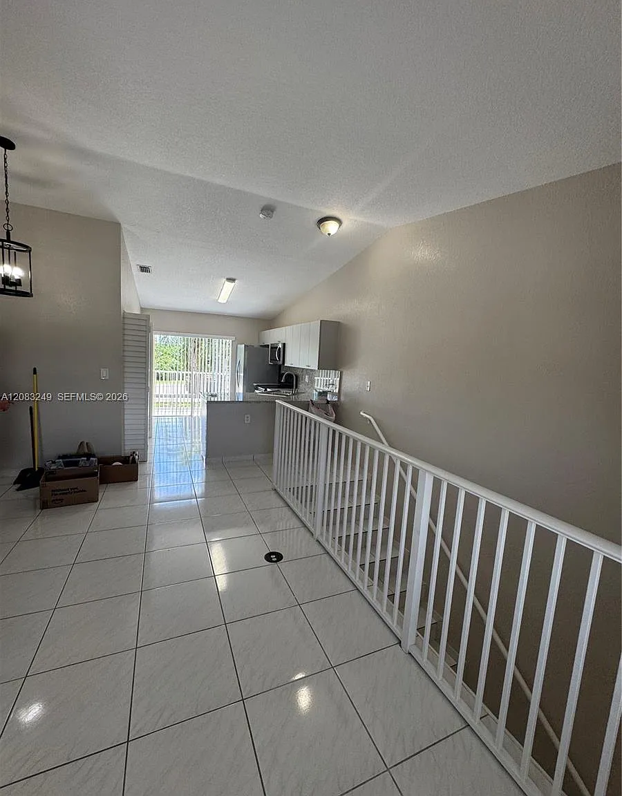 El Prado Xvi Condo — Photo 3