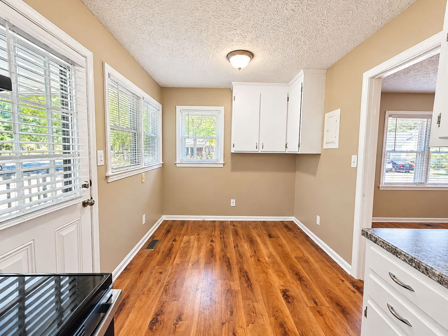 3 bed, 1.0 bath, $1,140 — Photo 4
