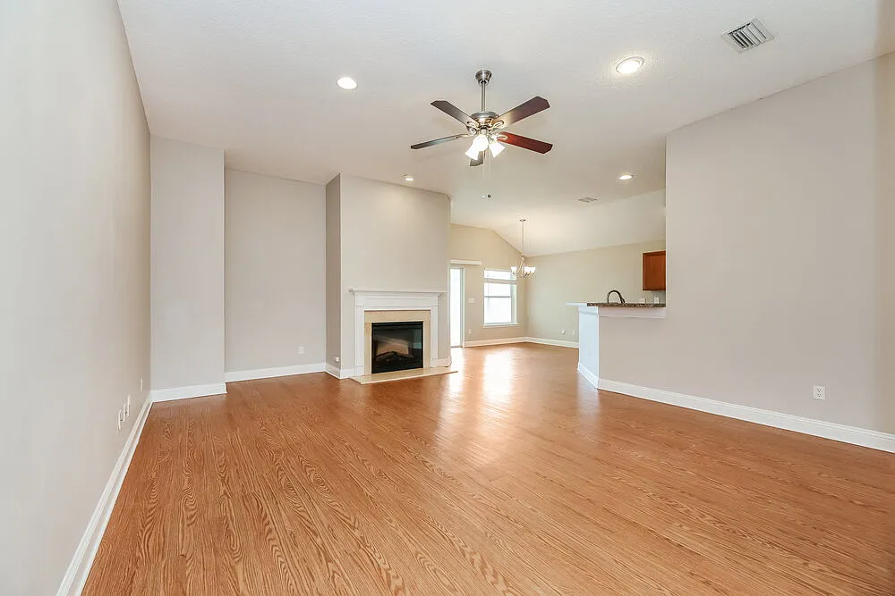 3 bed, 2.0 bath, 1506 sqft, $2,025 — Photo 4