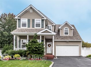 5 Periwinkle Ct, Smithtown, NY 11787