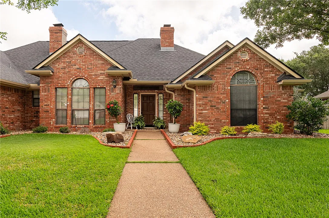 4 bed, 2717 sqft, $2,500 — Photo 2