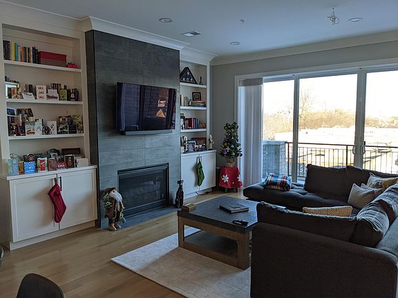2nd image of 5748 N Hermitage Ave #401