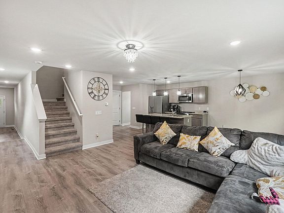 3rd image of 880 Machnik Dr