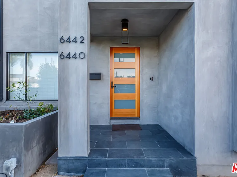 6440 W 87th Pl — Photo 2