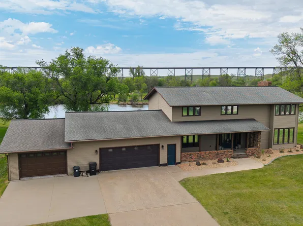 927 10th St NE, Valley City, ND 58072