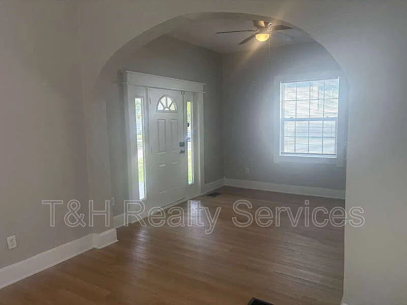 3 bed, 2.0 bath, 1370 sqft, $1,450 — Photo 3