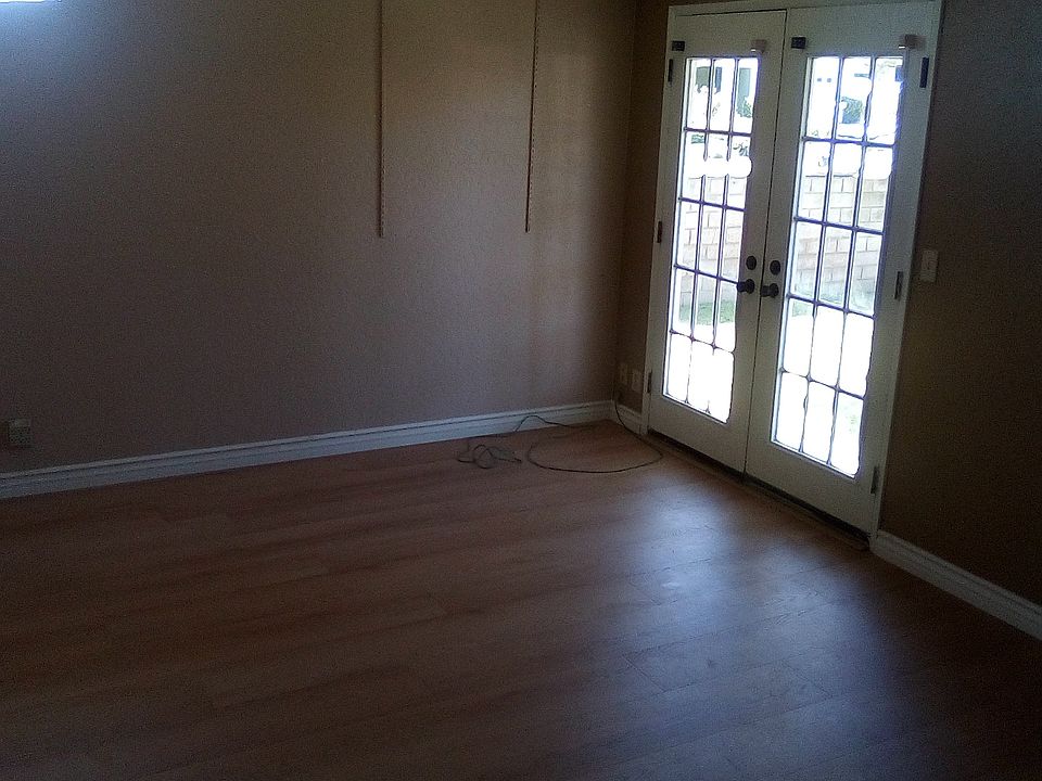 Spacious Master Bedroom Vaulted Ceiling, Walk-in Closet