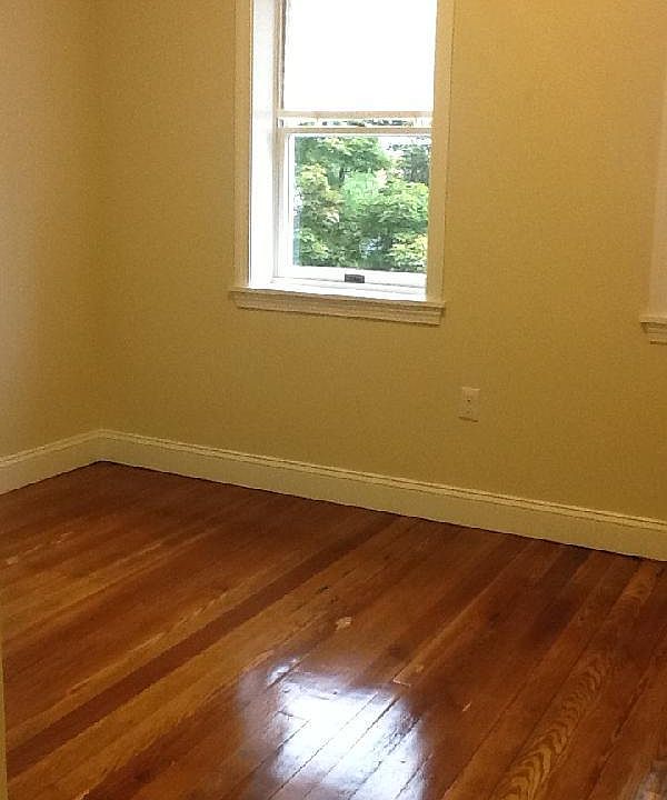 2nd image of 195 Everett St #2