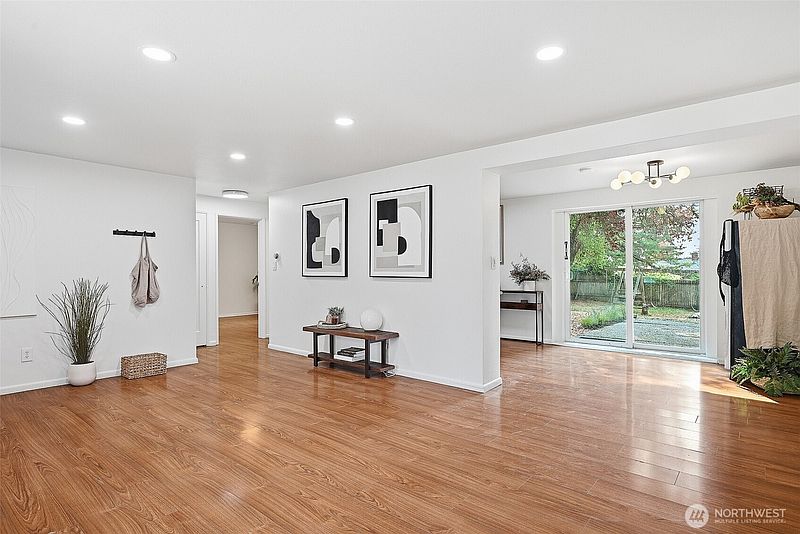 3rd image of 17211 5th Avenue NE