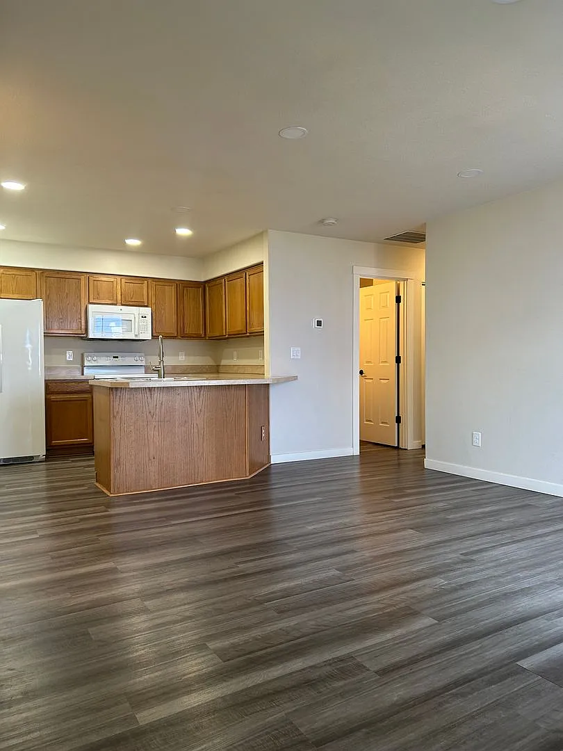 938-940 Boardwalk Ave #14375 — Photo 4