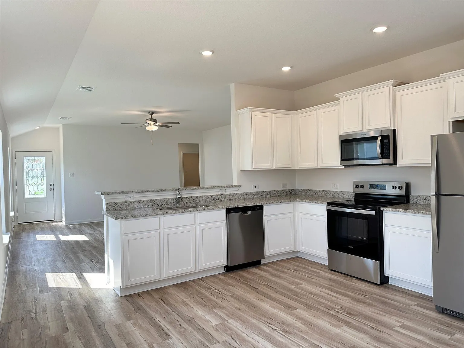 3 bed, 2.0 bath, 1305 sqft, $2,145 — Photo 2
