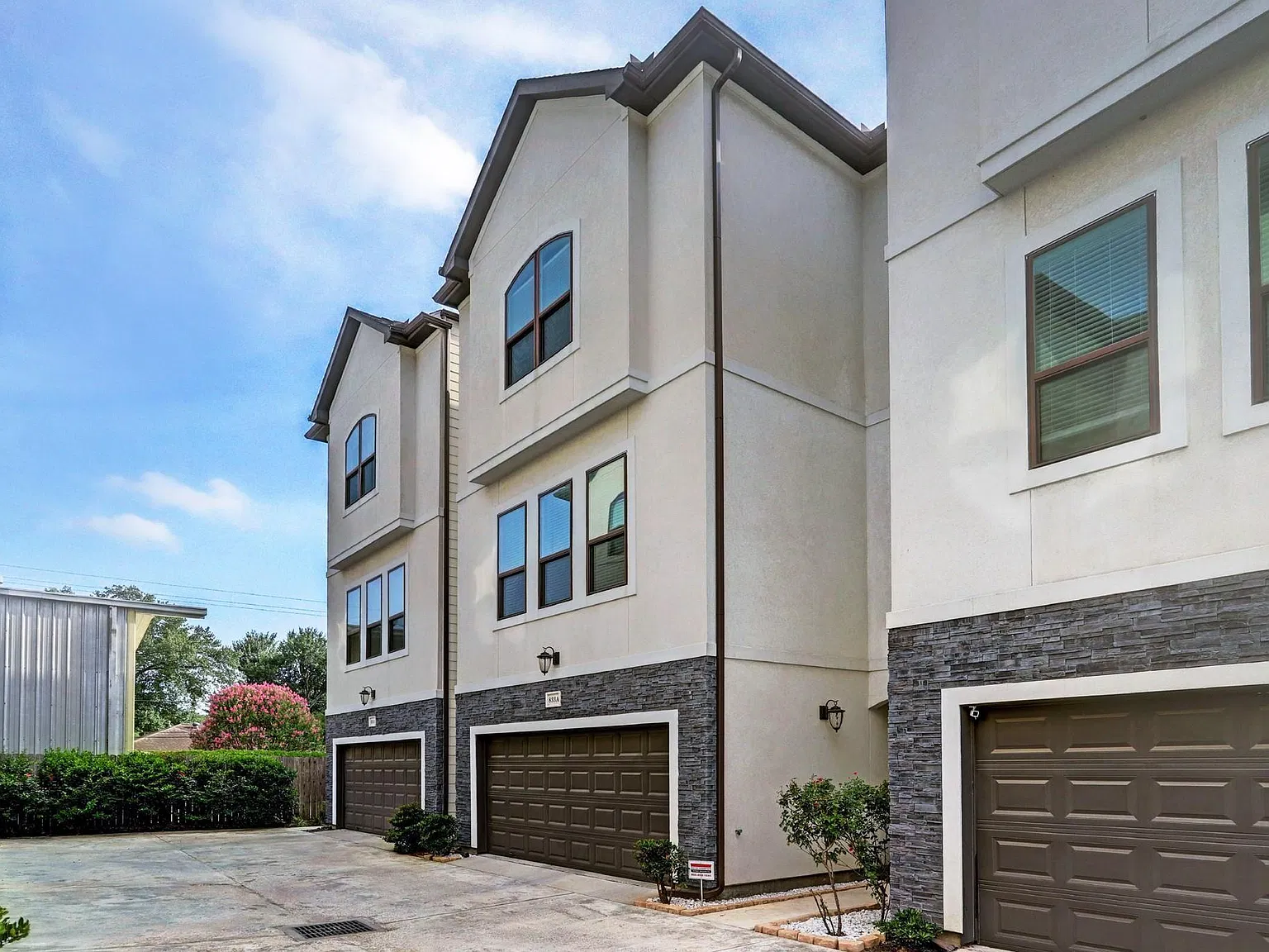3 bed, 3.5 bath, 2456 sqft, $3,400 — Photo 1