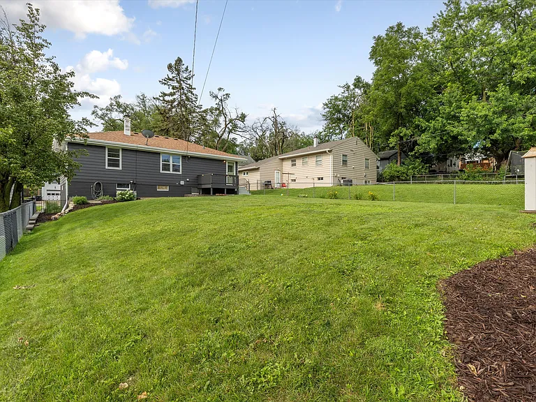 5718 Pratt St — Photo 25
