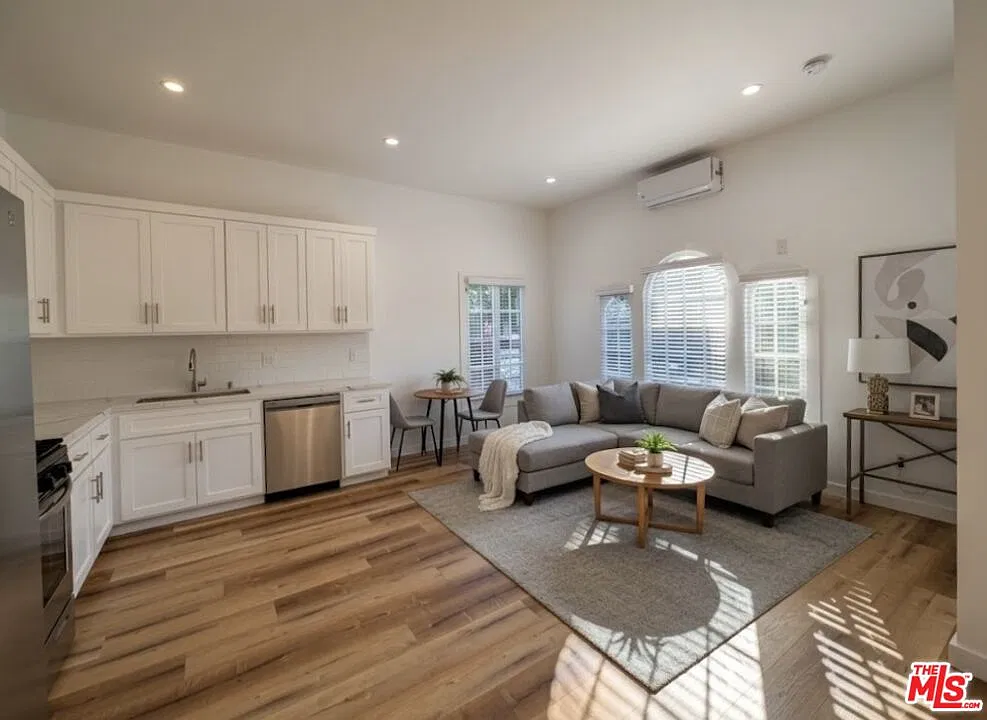 3 bed, 2.0 bath, 2128 sqft, $3,000 — Photo 3