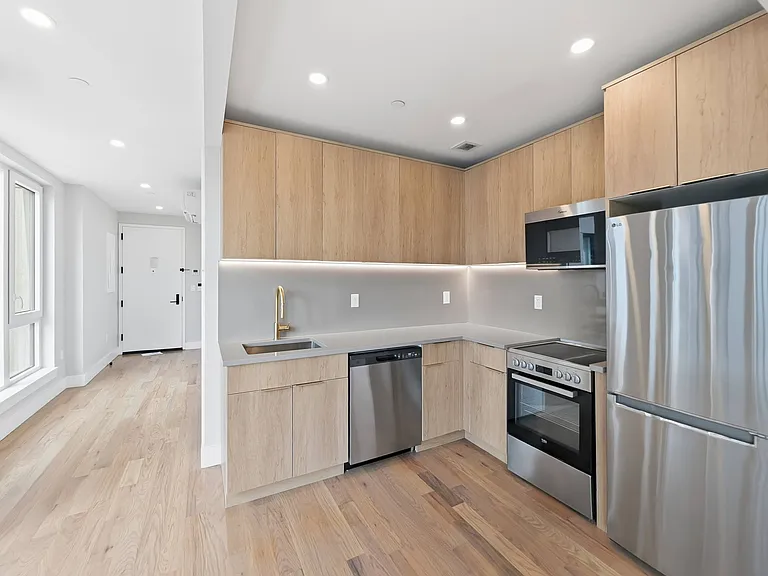 31-61 Vernon Blvd #5B — Photo 6