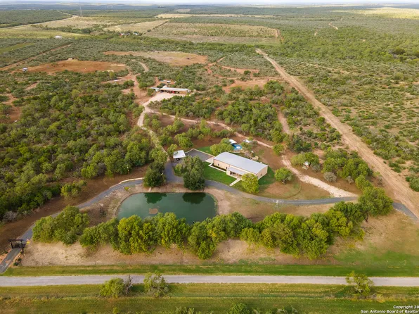 335 COUNTY ROAD 631, Yancey, TX 78886