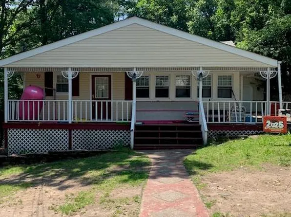 10 Pinedale Avenue, Farmingville, NY 11738