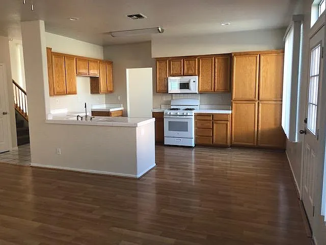 4 bed, 1993 sqft, $2,895 — Photo 3