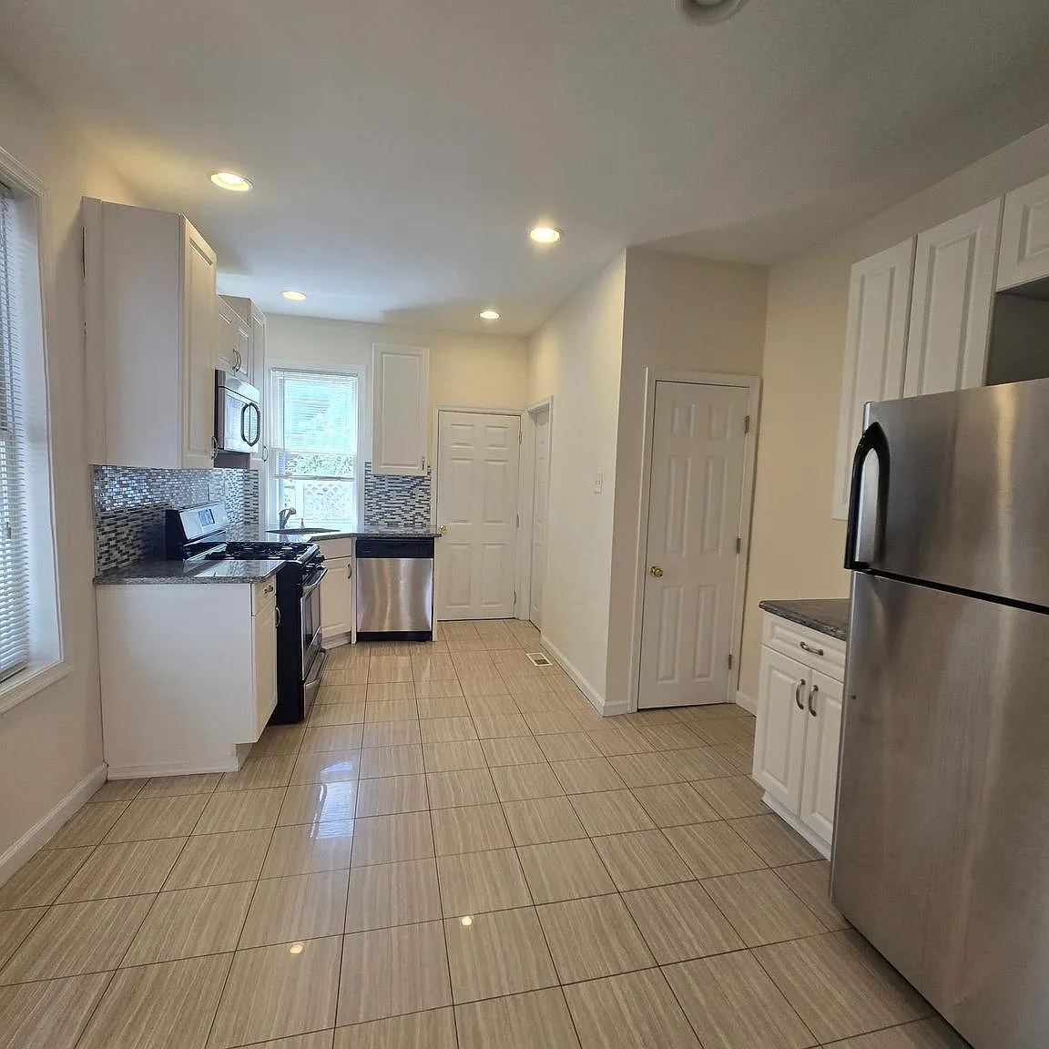3 bed, 1.5 bath, 822 sqft, $1,800 — Photo 3