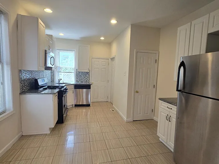 5630 Addison St — Photo 3