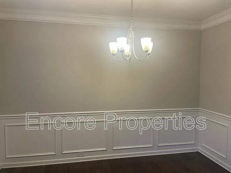 4 bed, 2.5 bath, 2600 sqft, $2,350 — Photo 4