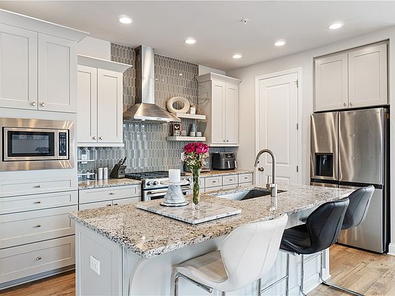 3rd image of 314 Harlequin St