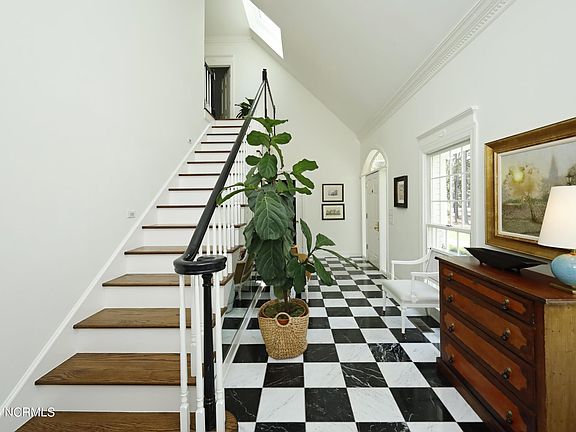 5th image of 10 Cherry Hill Drive