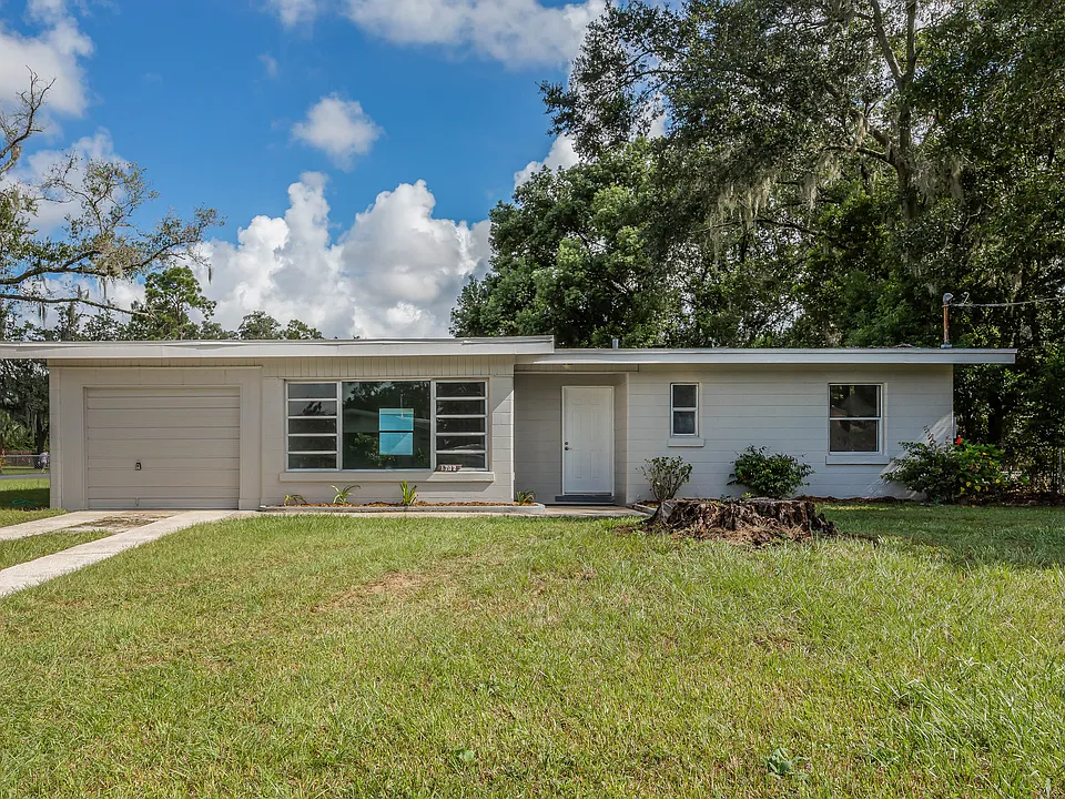 1702 E Carol Dr