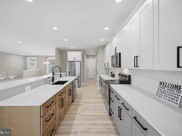 831 Avanti Dr, Bunker Hill, WV 25413