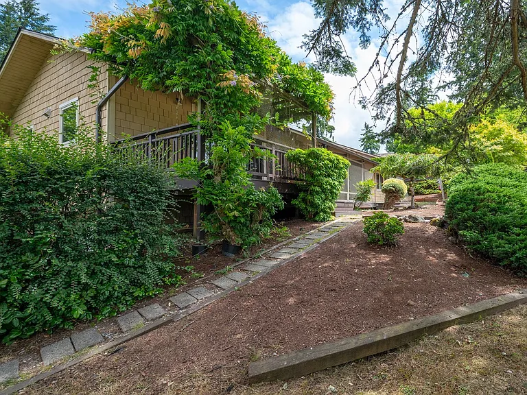18307 NE 19th Pl — Photo 31