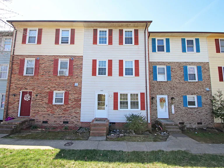 1410 Country Club Ct — Photo 1