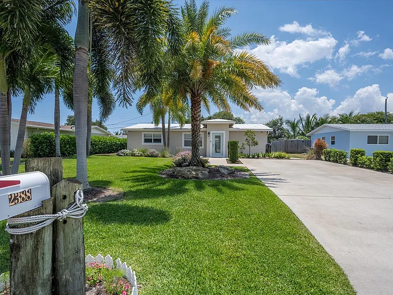 2388 E Edgewater Dr — Photo 1