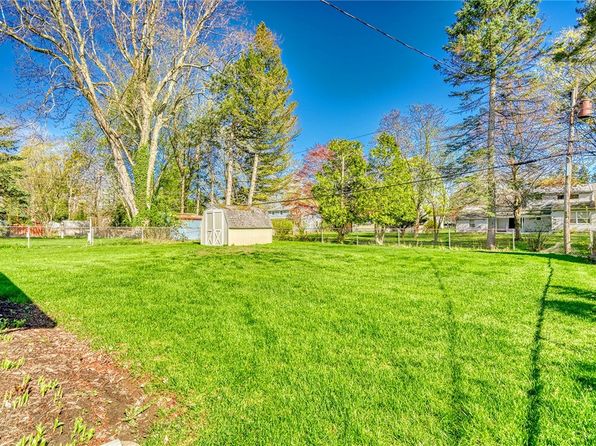 486 Pineview Dr, Webster, NY 14580