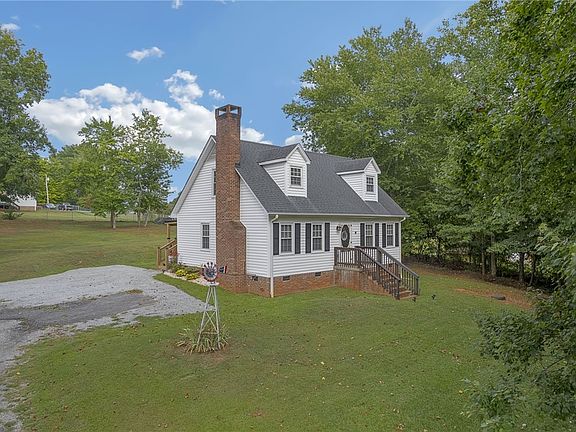 3rd image of 122 Fernwood Dr