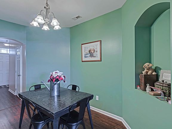 5th image of 122 Lamplighter Ln
