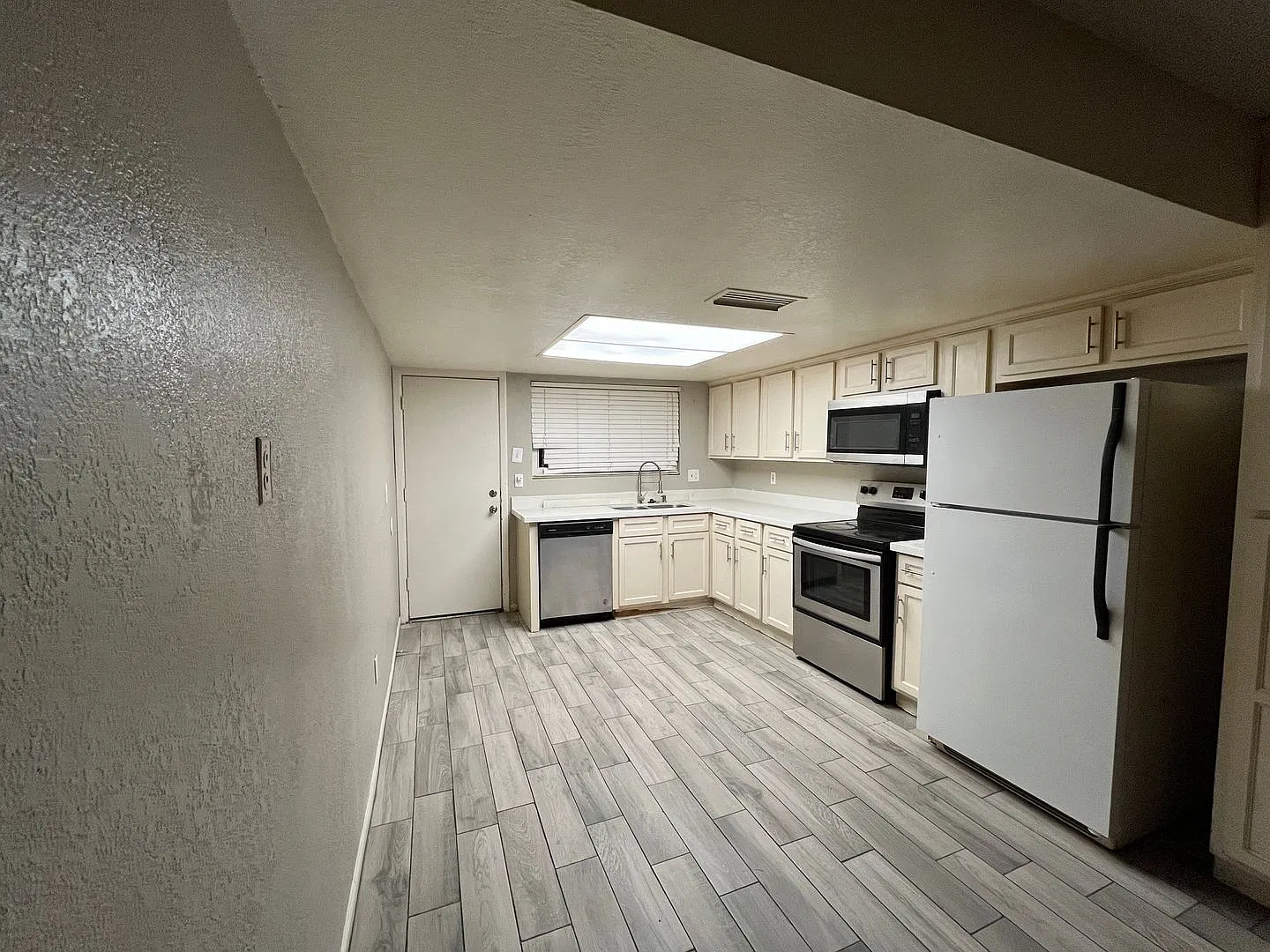 2 Bed 1 Bath in Phoenix! — Photo 3