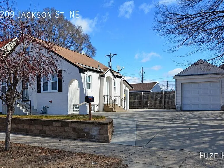 2209 Jackson St NE — Photo 2