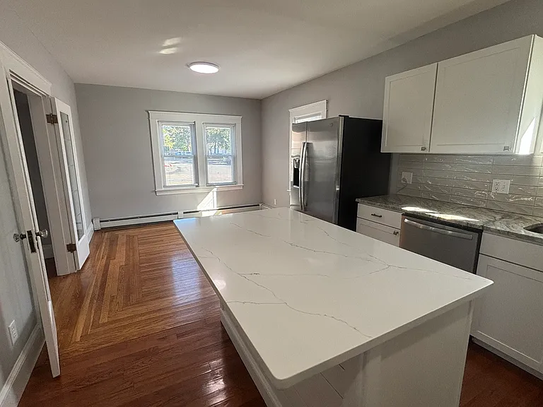 Warwick Ave — Photo 13
